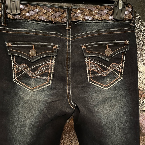 Women’s Truce Boot-cut jeans with belt . - Picture 4 of 9